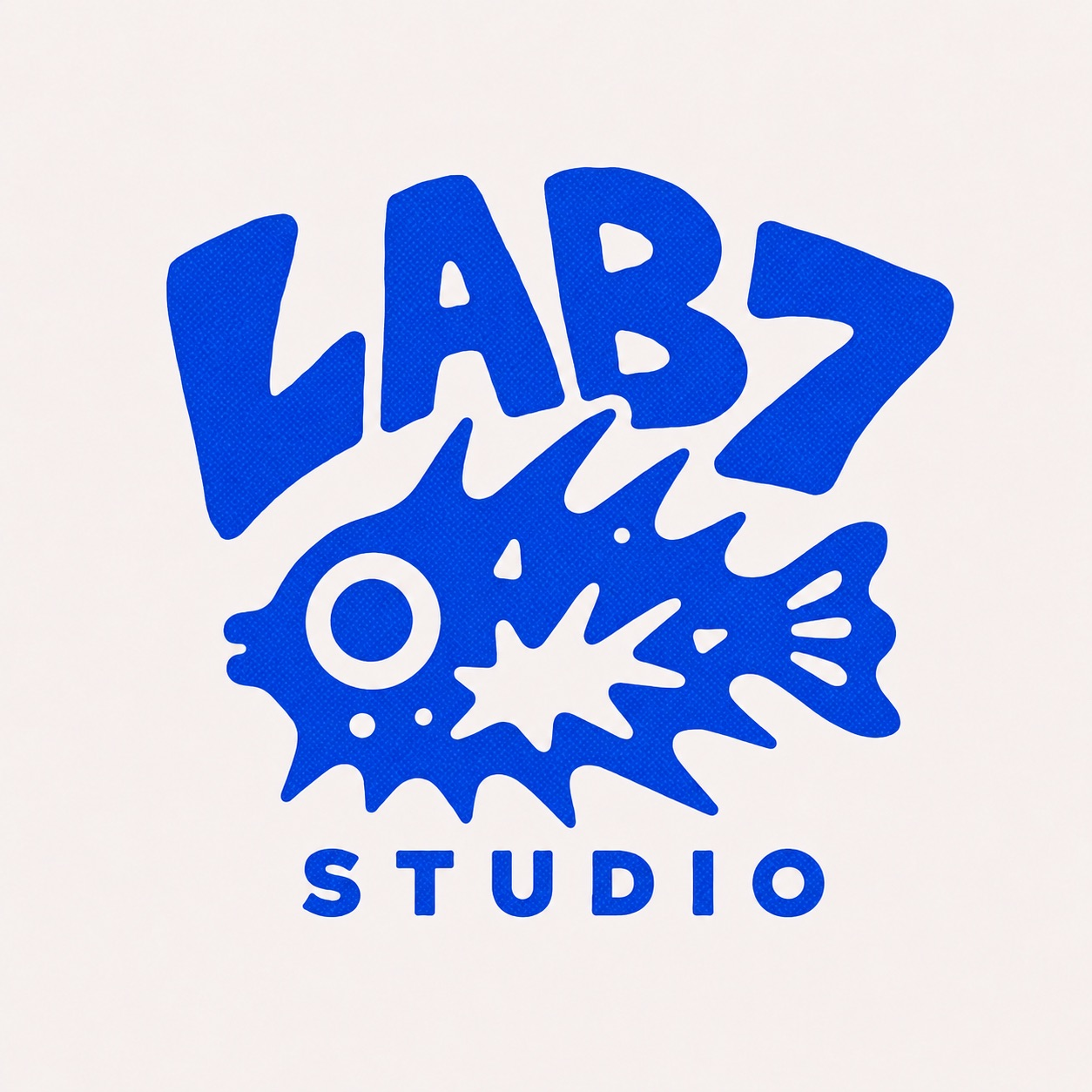 Logo Lab7 Studio: letras e peixe gráfico em azul sobre fundo creme